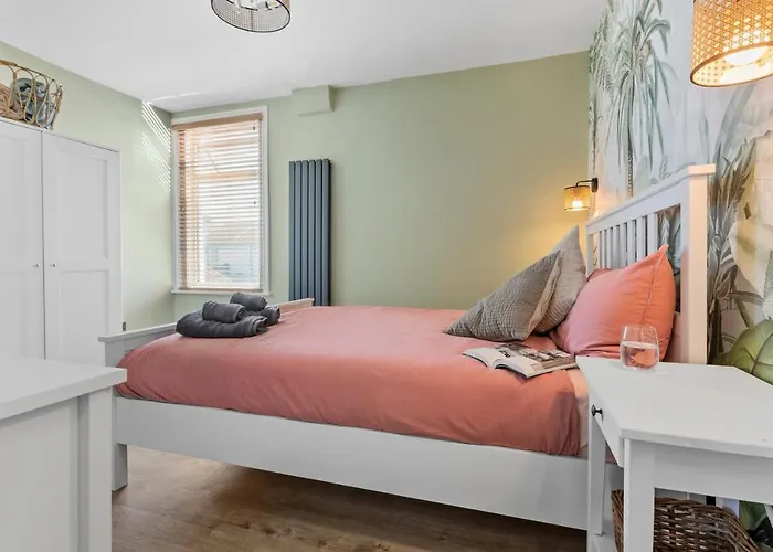 Cosy & Bright Home With Backyard In Southsea Portsmouth