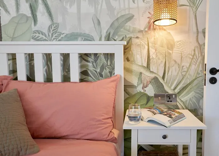 Cosy & Bright Home With Backyard In Southsea Portsmouth